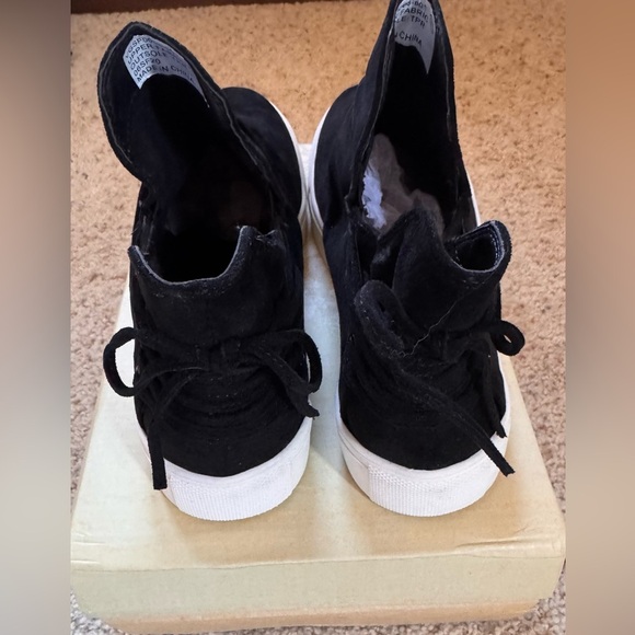 NIB VERY G HARVEST SNEAKERS—Women's Black (faux) Suede - Picture 4 of 6